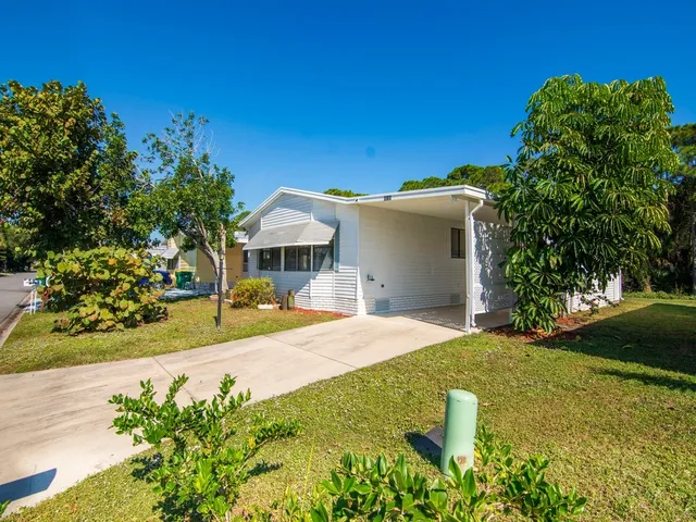 a view of a house with backyard and garden
