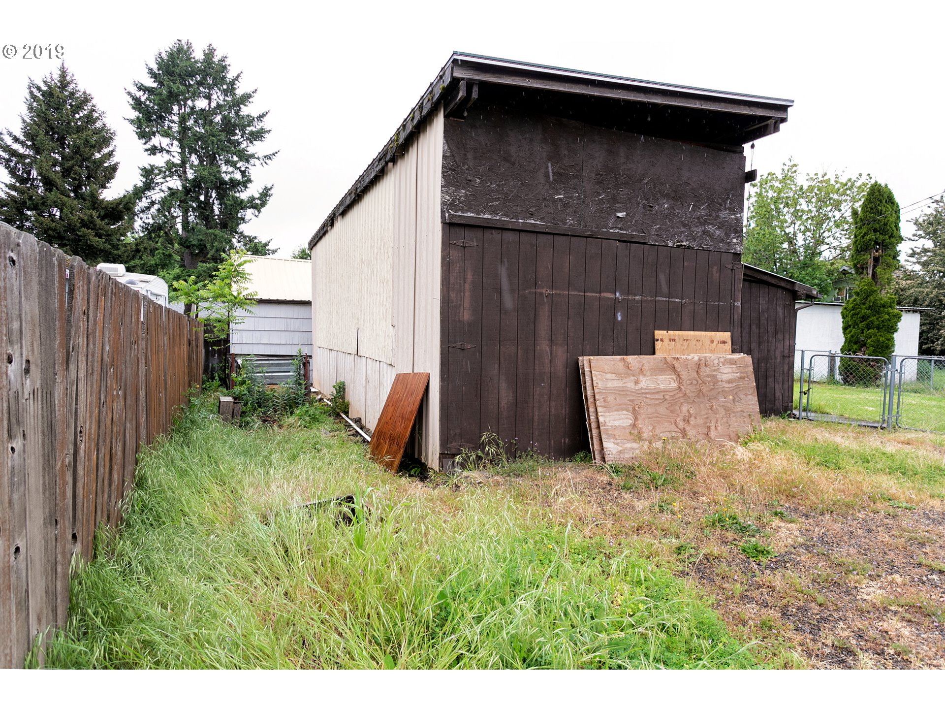 1083 E Street Springfield, OR 97477 - Photo 32 of 32 a backyard of a house with lots of green space