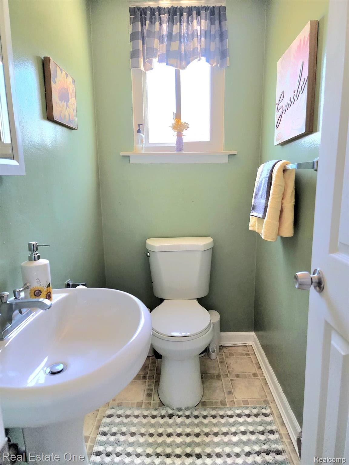 32149 Dixie Manor Road Rockwood, MI 48173 - Photo 15 of 30 Half Bath on first floor