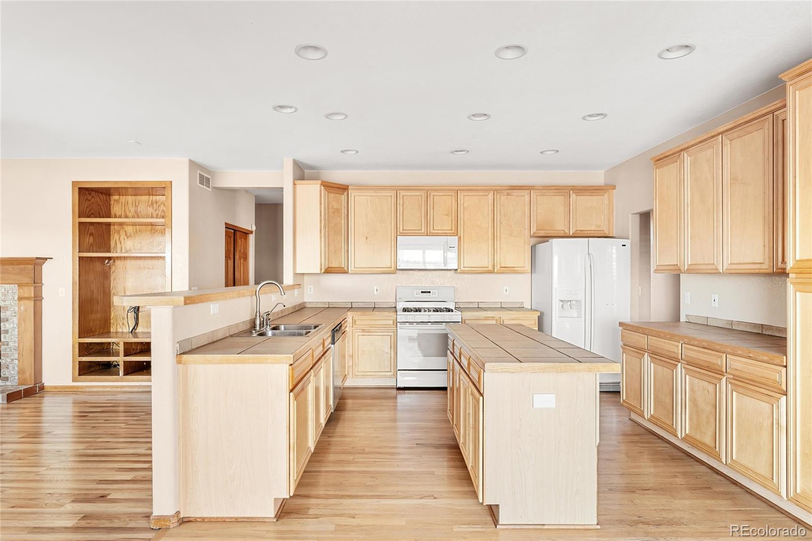 17771 East Maplewood Circle Aurora, CO 80016 - Photo 6 of 46