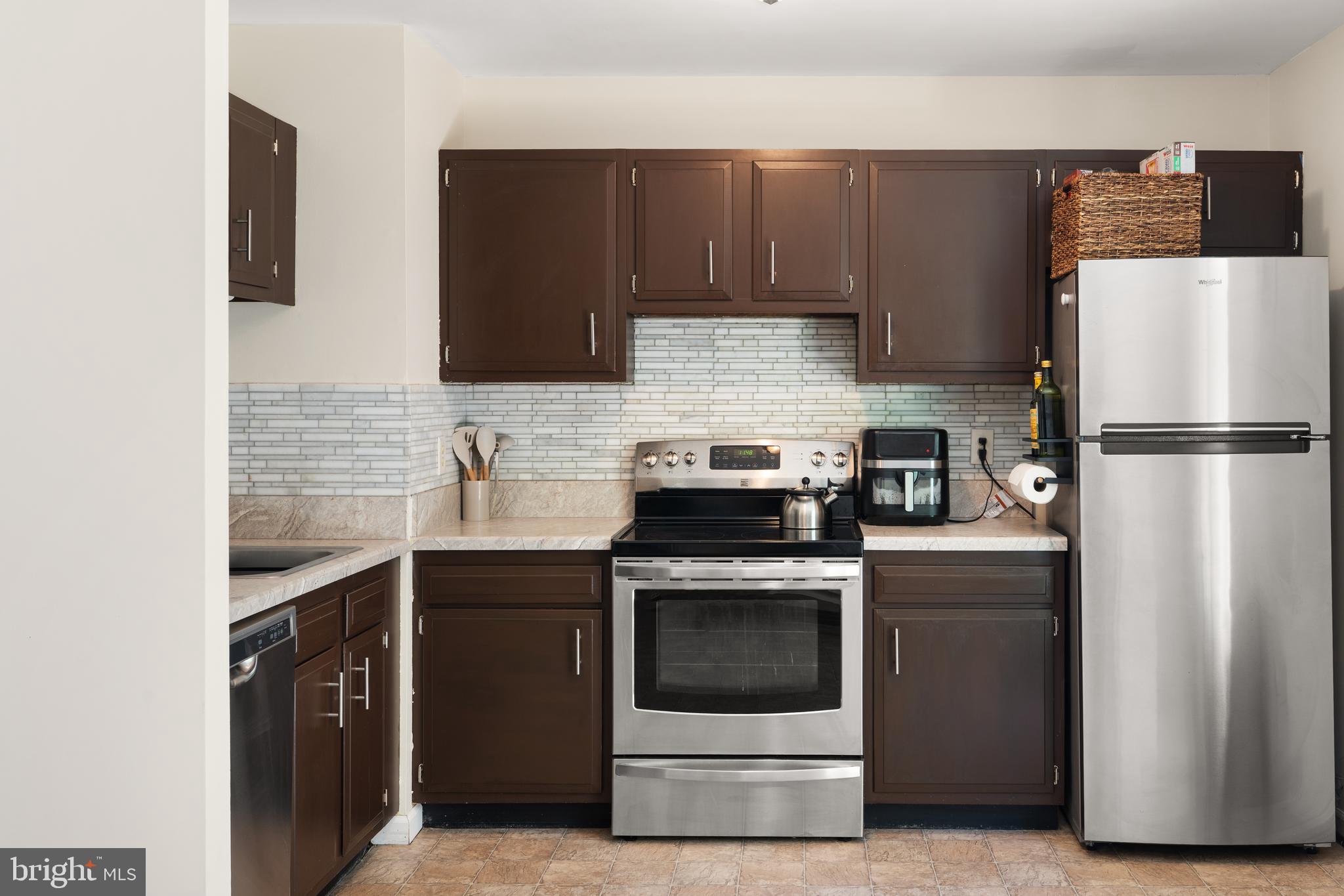 18 Wenner Drive Brunswick, MD 21716 - Photo 6 of 30 a kitchen with a stove and a refrigerator