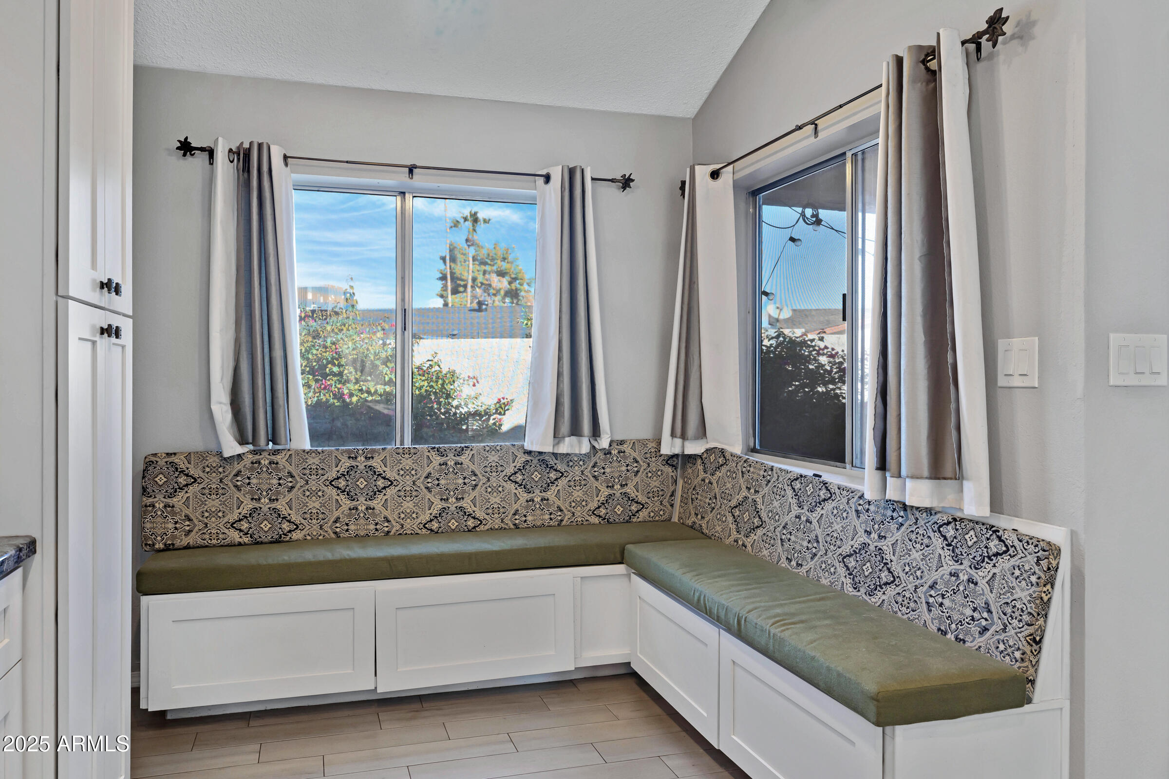 792 West El Monte Place, Unit 8 Chandler, AZ 85225 - Photo 17 of 33 a bathroom with bathtub and window