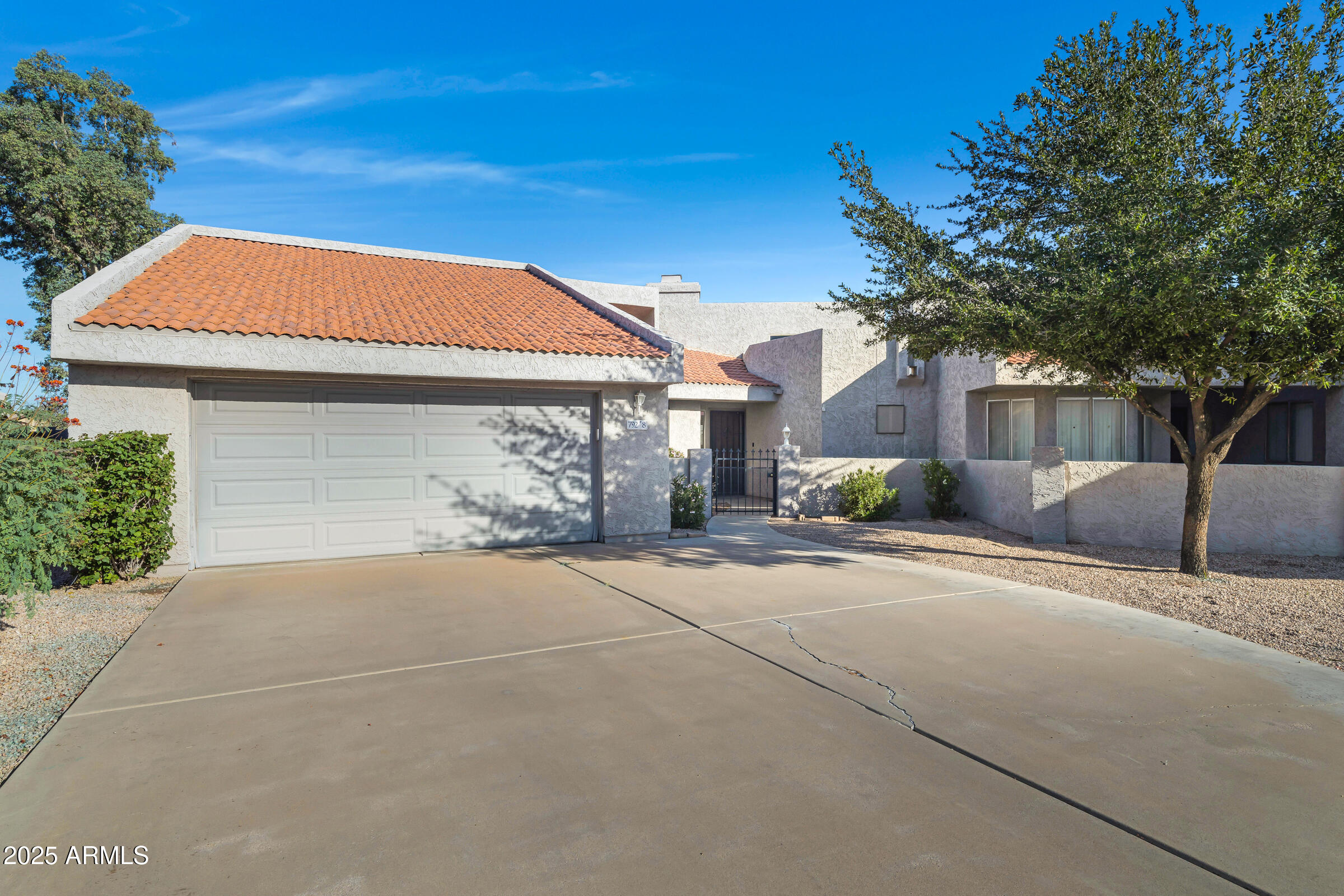 792 West El Monte Place, Unit 8 Chandler, AZ 85225 - Photo 2 of 33 a backyard of a house with table and chairs