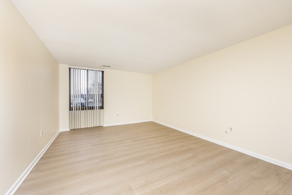 1002 Paradise Road, Unit 1M Swampscott, MA 01907 - Photo 18 of 31