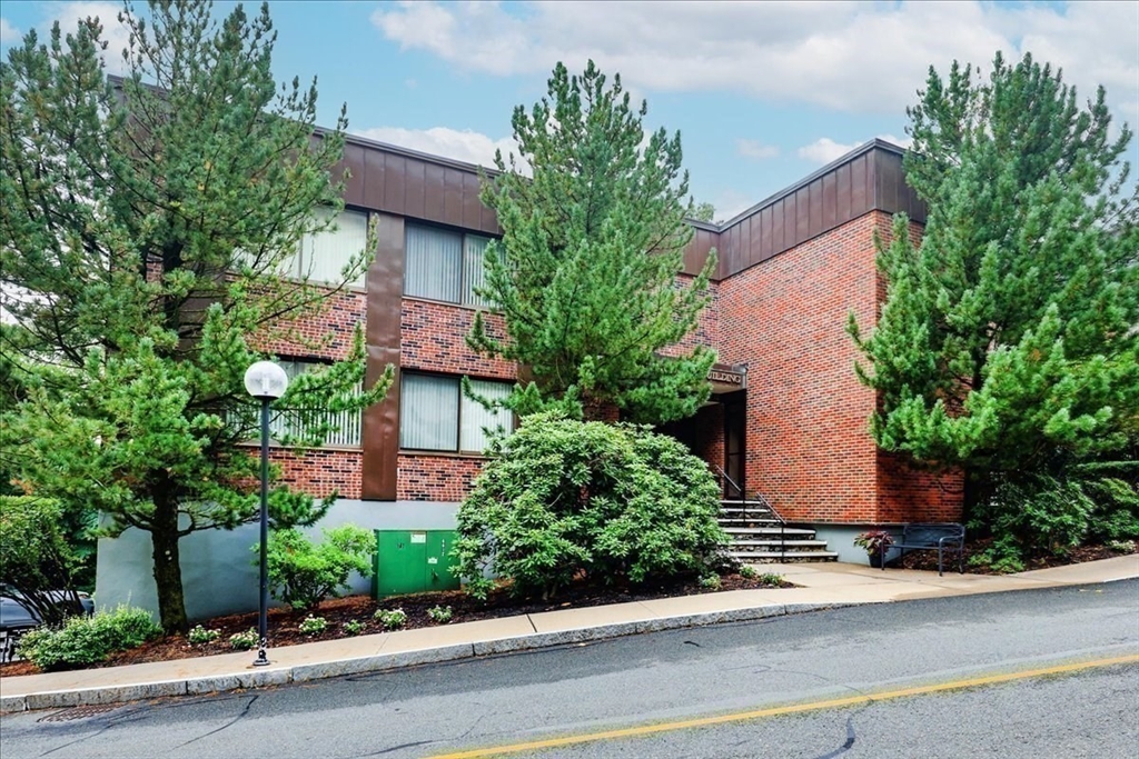 1002 Paradise Road, Unit 1M Swampscott, MA 01907 - Photo 19 of 25 front view of a house