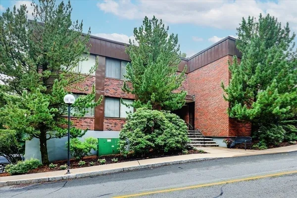 $2,600 | 1002 Paradise Road, Unit 1M, Swampscott, MA 01907