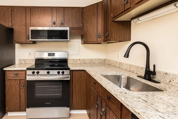 $2,600 | 1002 Paradise Road, Unit 1M, Swampscott, MA 01907