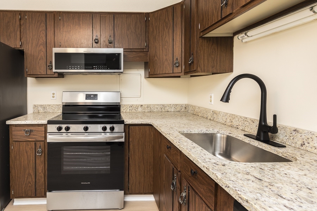 1002 Paradise Road, Unit 1M Swampscott, MA 01907 - Photo 8 of 31