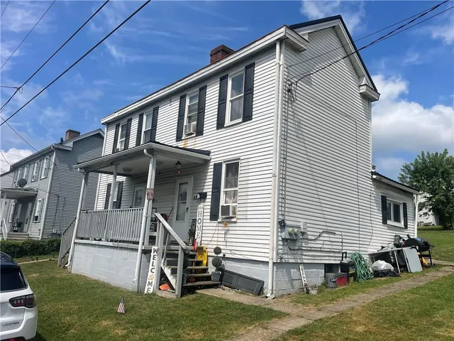 a view of a house with a yard