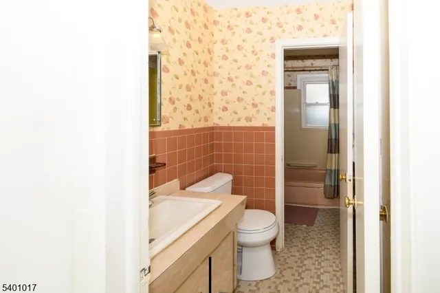 $699,999 | 4 Eastern Parkway, West Caldwell, NJ 07006