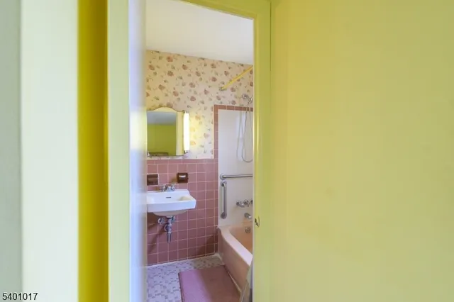 $699,999 | 4 Eastern Parkway, West Caldwell, NJ 07006