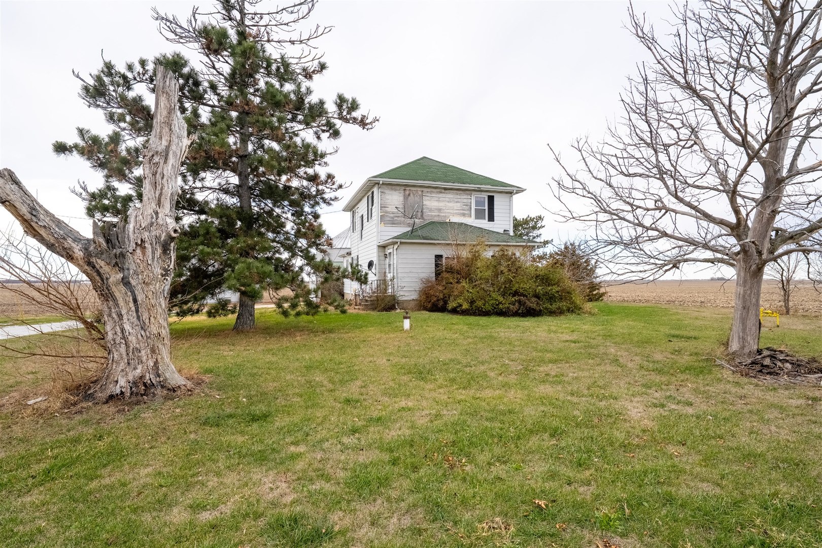 28234 North 1600 East Road Gridley, IL 61744 - Photo 2 of 31 a front view of a house with a garden