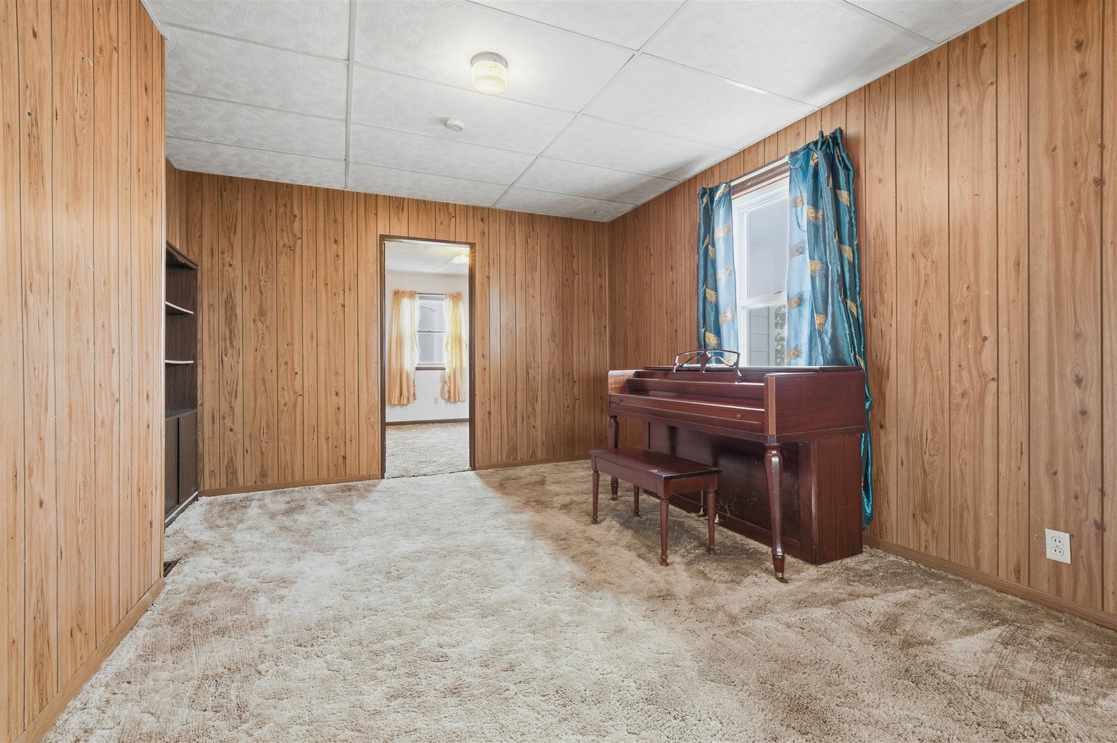 28234 North 1600 East Road Gridley, IL 61744 - Photo 8 of 31 a room with furniture and window