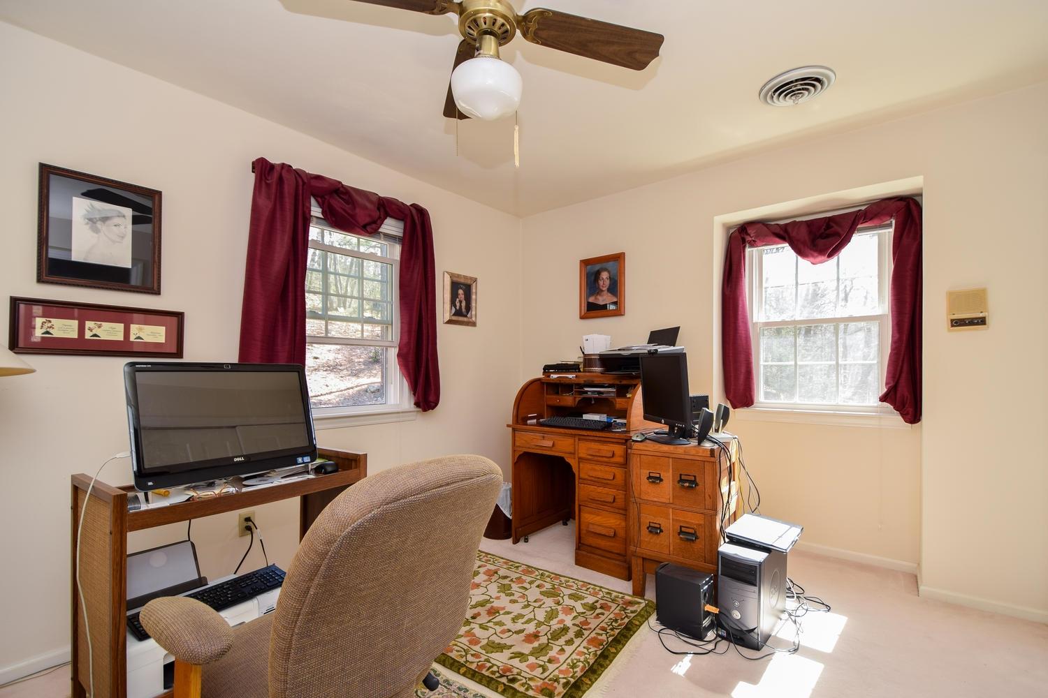 5222 Falcon Ridge Road Roanoke, VA 24018 - Photo 18 of 40 a room with furniture and a window
