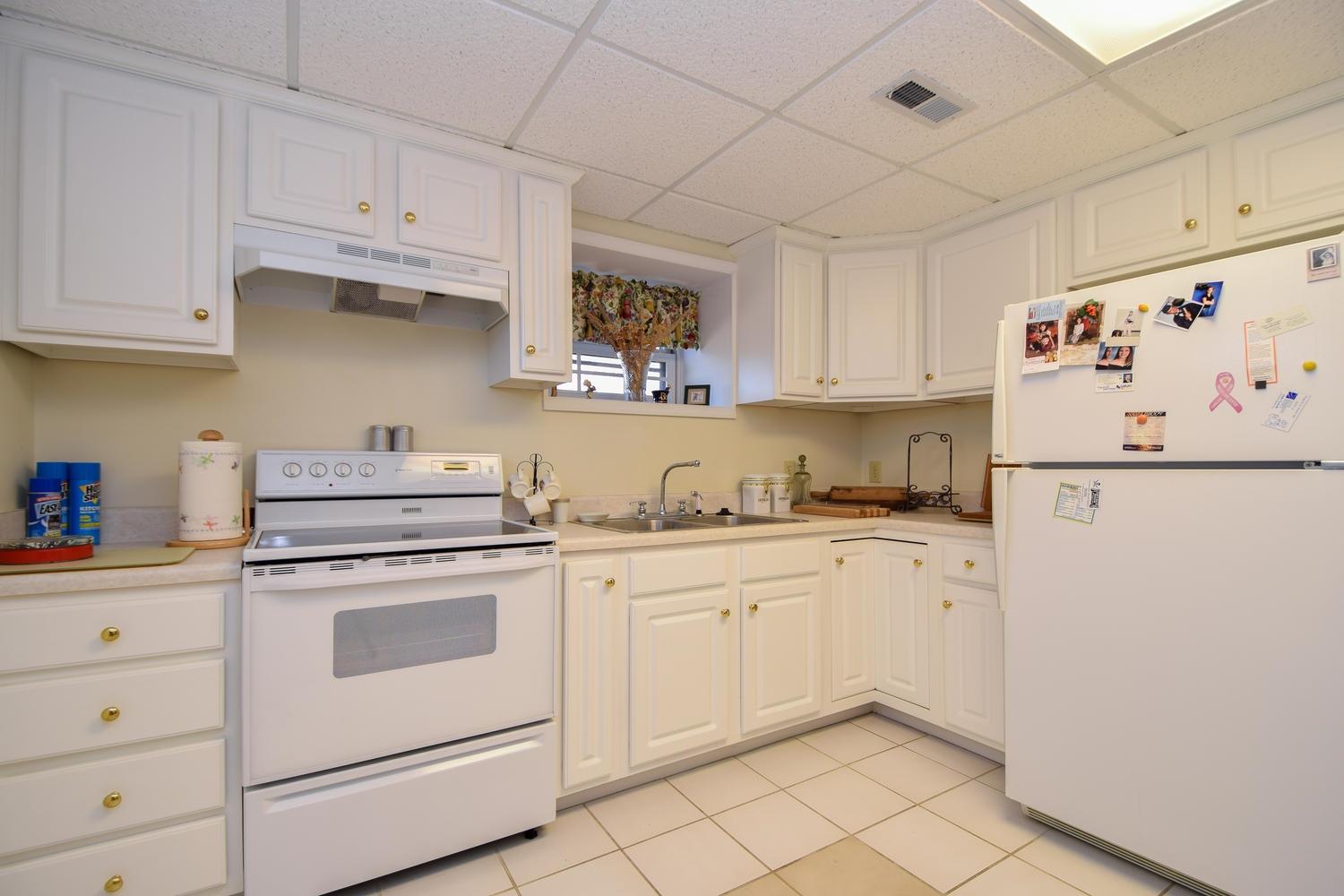 5222 Falcon Ridge Road Roanoke, VA 24018 - Photo 27 of 40 a kitchen with granite countertop cabinets and white appliances