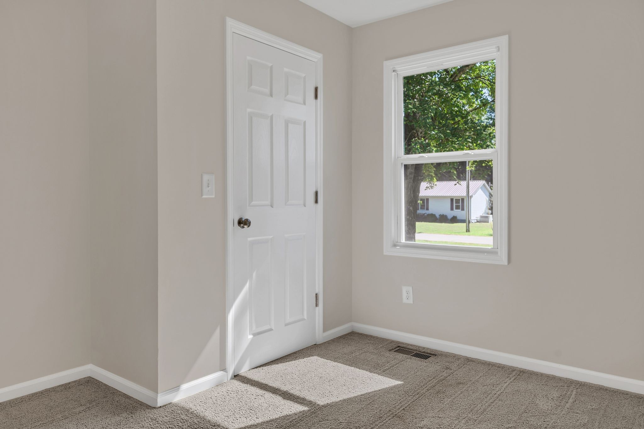 44 Flint Drive Decherd, TN 37324 - Photo 20 of 31 an empty room with windows