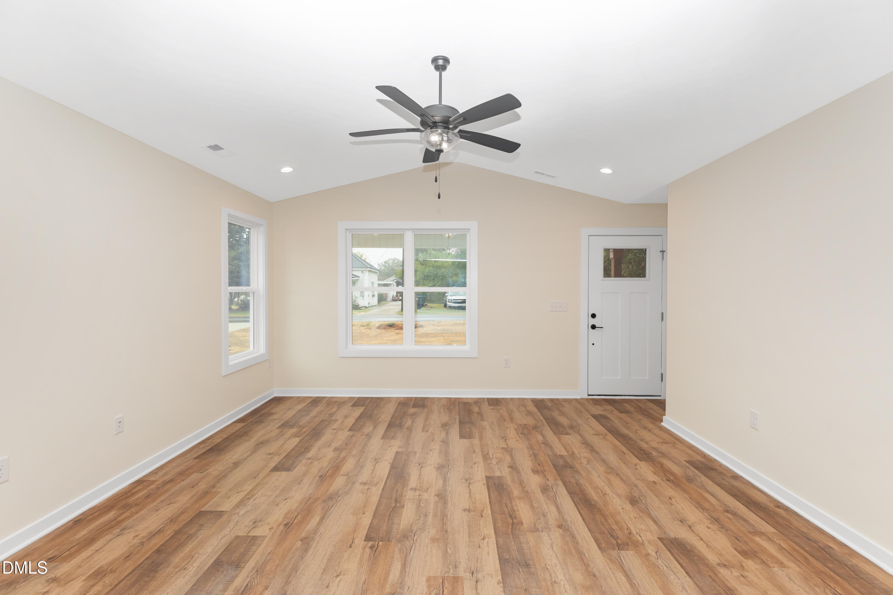 211 East Washington Street Coats, NC 27521 - Photo 7 of 22 _MG_1873