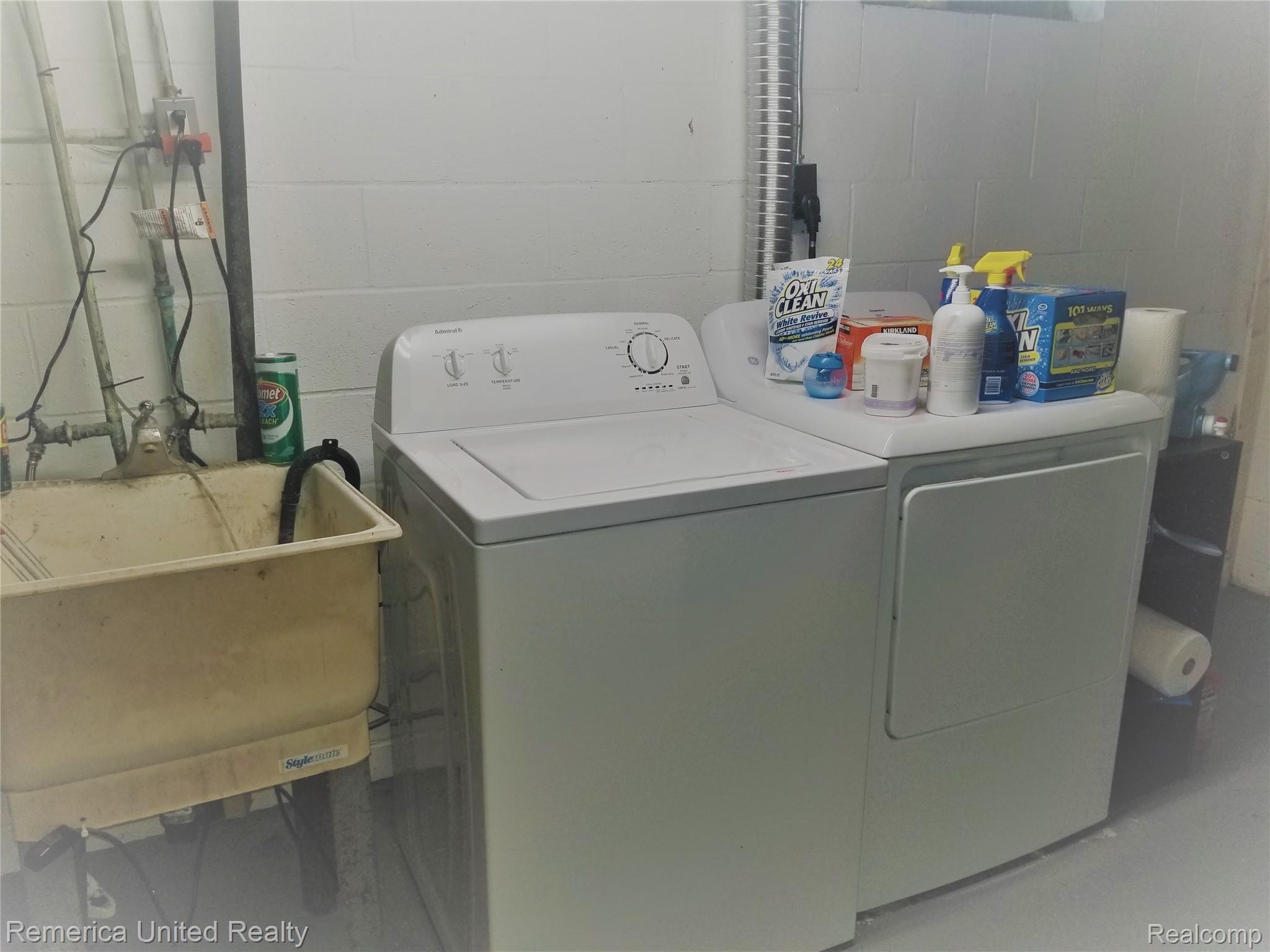 8246 North Latson Road Howell, MI 48855 - Photo 24 of 32 Washer/Dryer