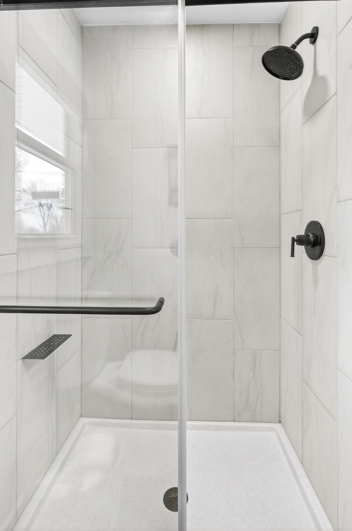 327 30th Avenue North Clinton, IA 52732 - Photo 15 of 38 a bathroom with a shower