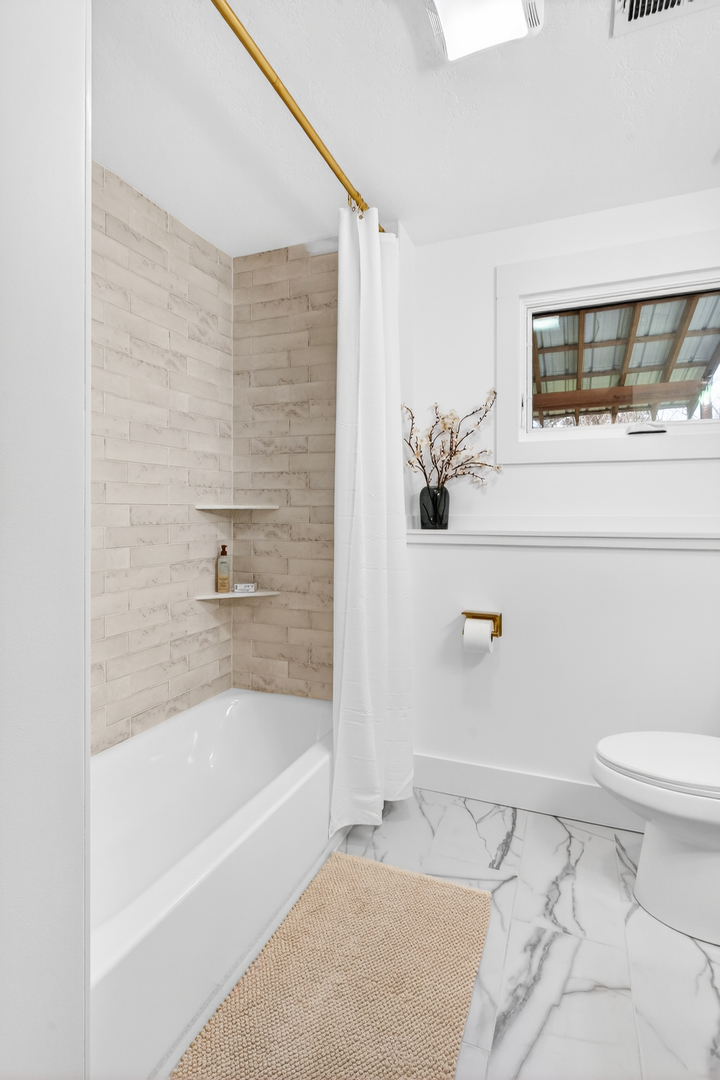 327 30th Avenue North Clinton, IA 52732 - Photo 23 of 38 a bathroom with a bathtub and a toilet