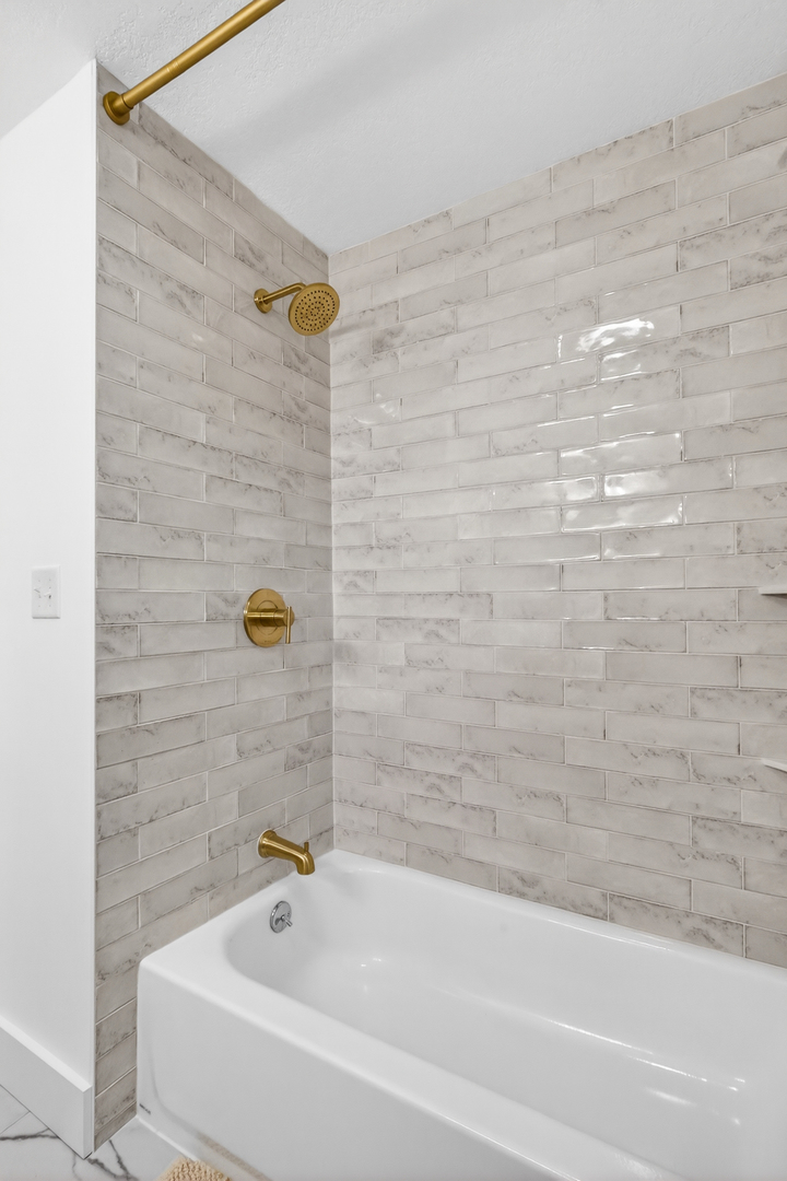 327 30th Avenue North Clinton, IA 52732 - Photo 25 of 38 a bathroom with a bathtub