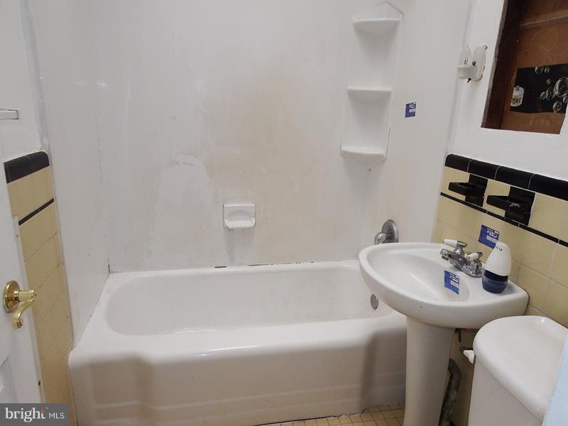 6854 Radbourne Road Upper Darby, PA 19082 - Photo 7 of 15