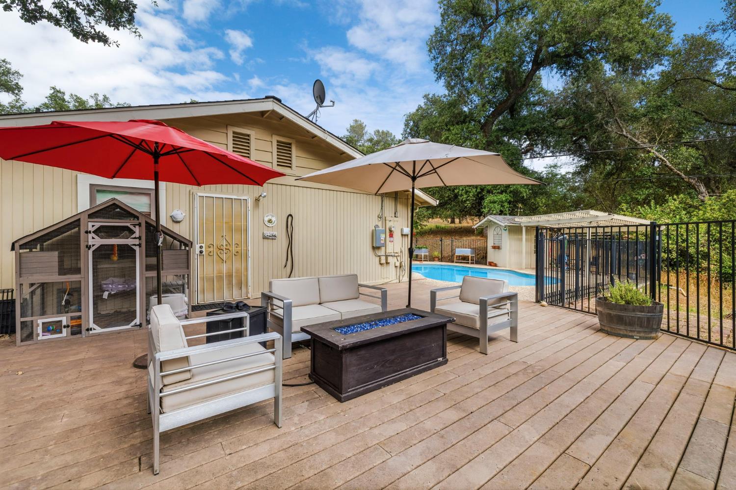11460 Racetrack Road Sonora, CA 95370 - Photo 41 of 46 a view of a terrace with sitting area