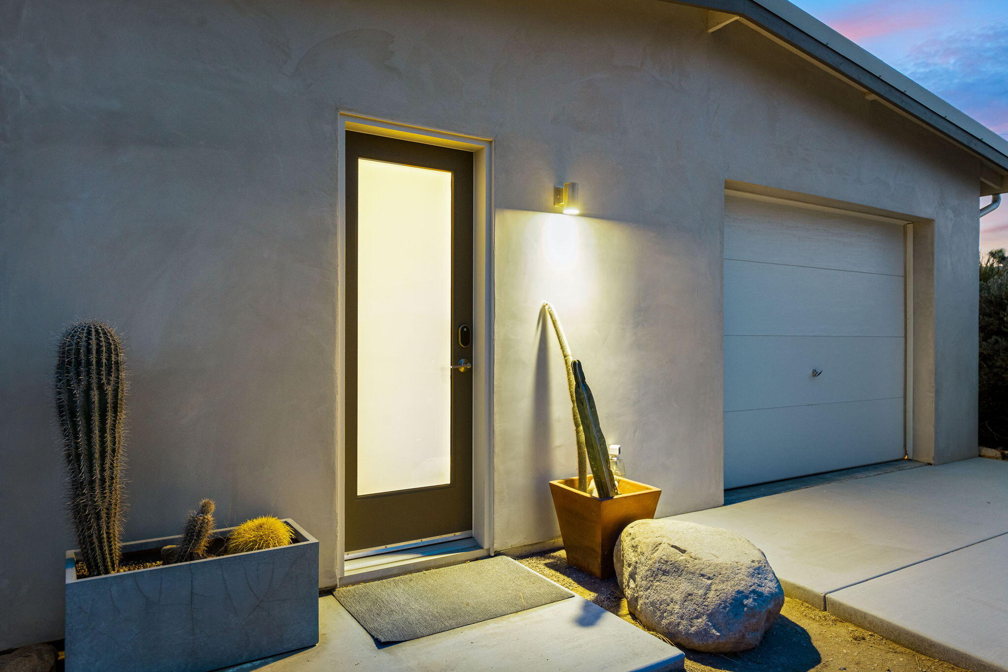 8269 Vía Rocosa Joshua Tree, CA 92252 - Photo 32 of 74 a bedroom with a bed and a window