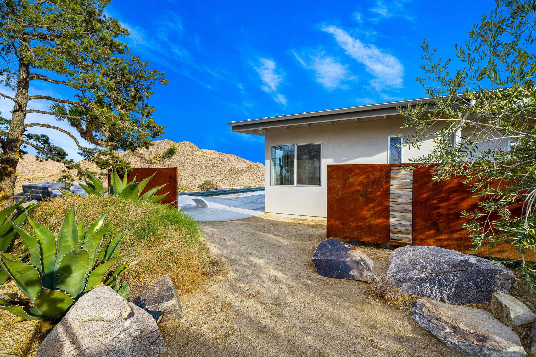 8269 Vía Rocosa Joshua Tree, CA 92252 - Photo 49 of 74 a backyard of a house with table and chairs