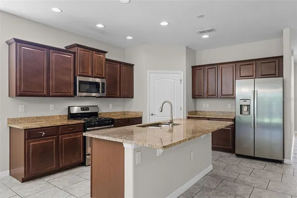 $2,550 | 405 East Freesia Court, DeLand, FL 32724