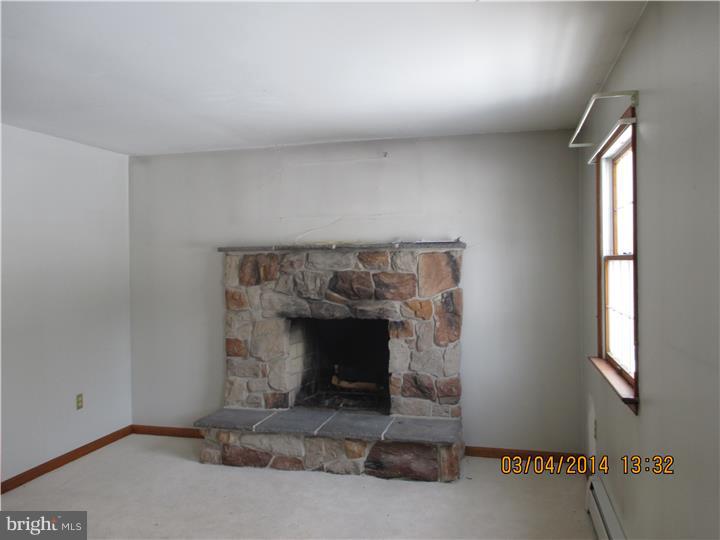 542 Ridge Avenue Atglen, PA 19310 - Photo 7 of 15 Living Room