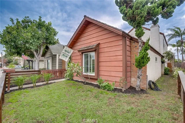 a view of a house with a yard and plants