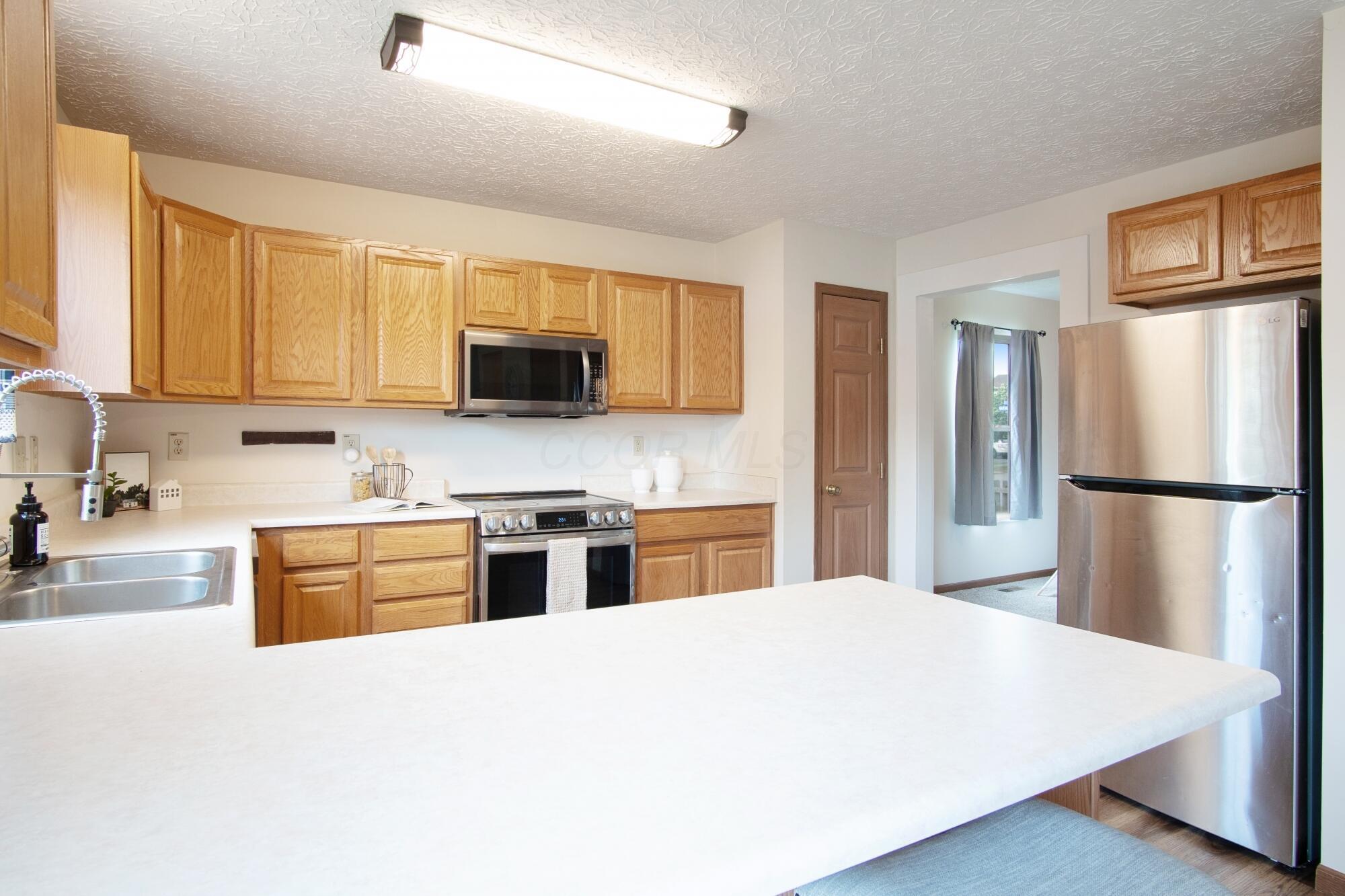 237 Harvard Loop Delaware, OH 43015 - Photo 12 of 59 Kitchen w/Bar