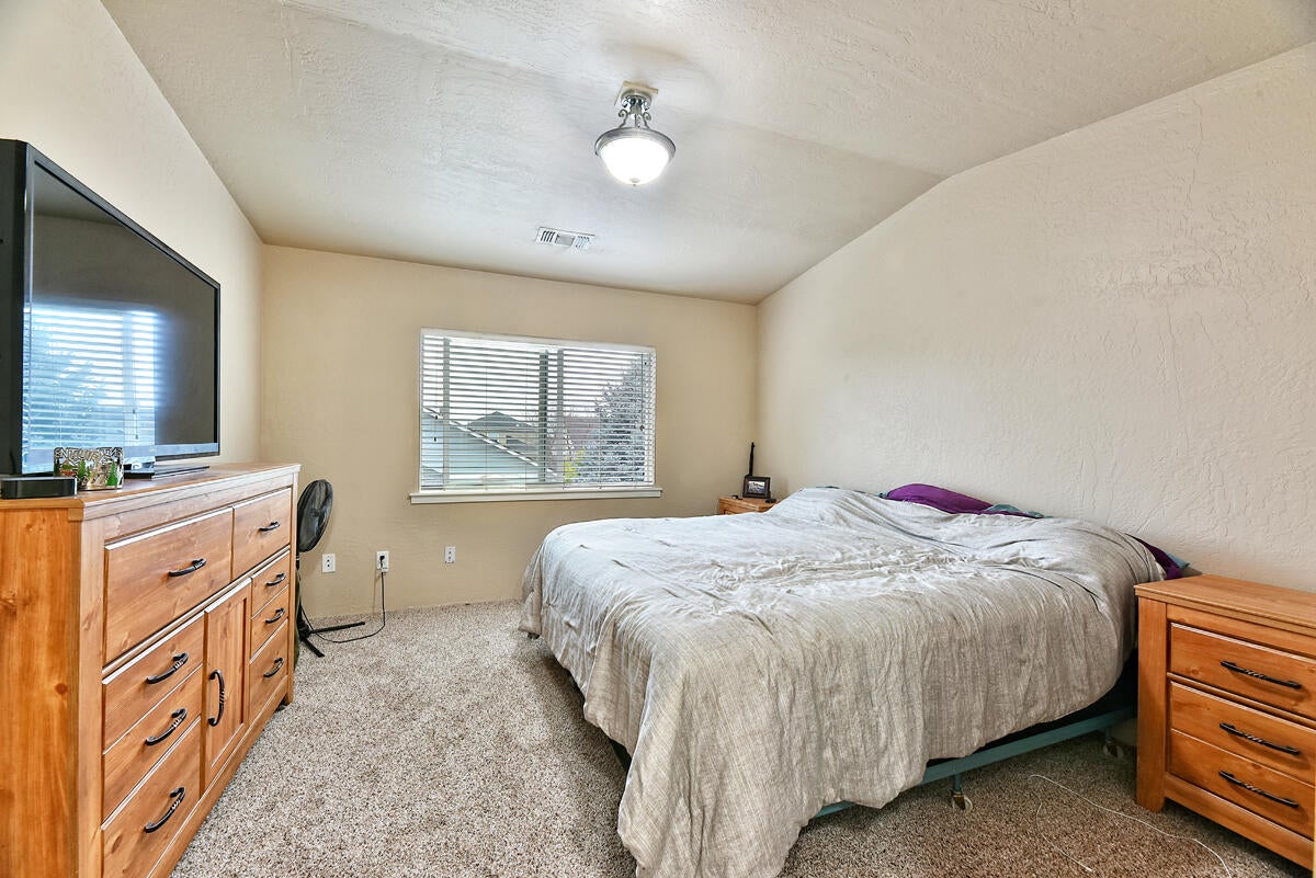 328 Live Oak Loop Central Point, OR 97502 - Photo 13 of 18 Suite #1 offers vaulted ceilings.