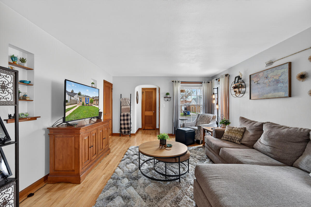 2814 Lasalle Street Racine, WI 53402 - Photo 4 of 19 DSC09406