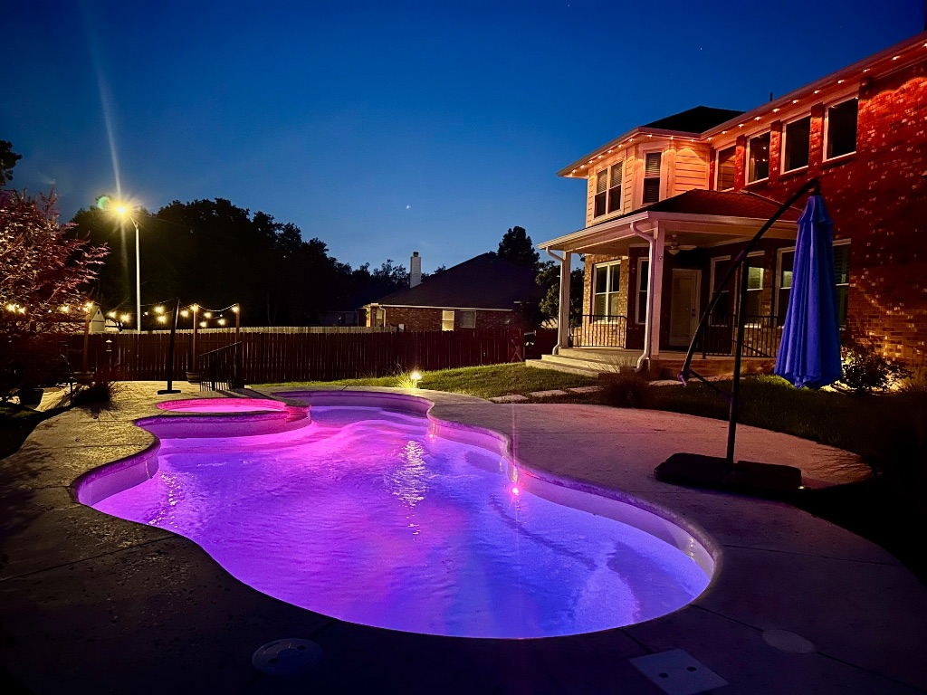 a view of a swimming pool with seating space