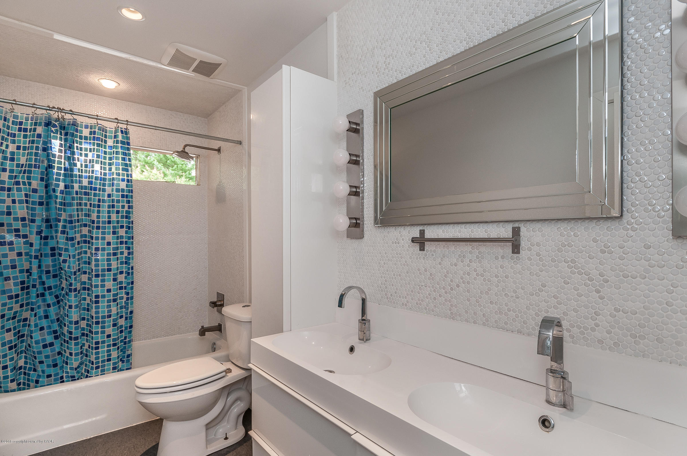 4216 Gem Lake Road Amarillo, TX 79106 - Photo 18 of 29 Hall Bathroom