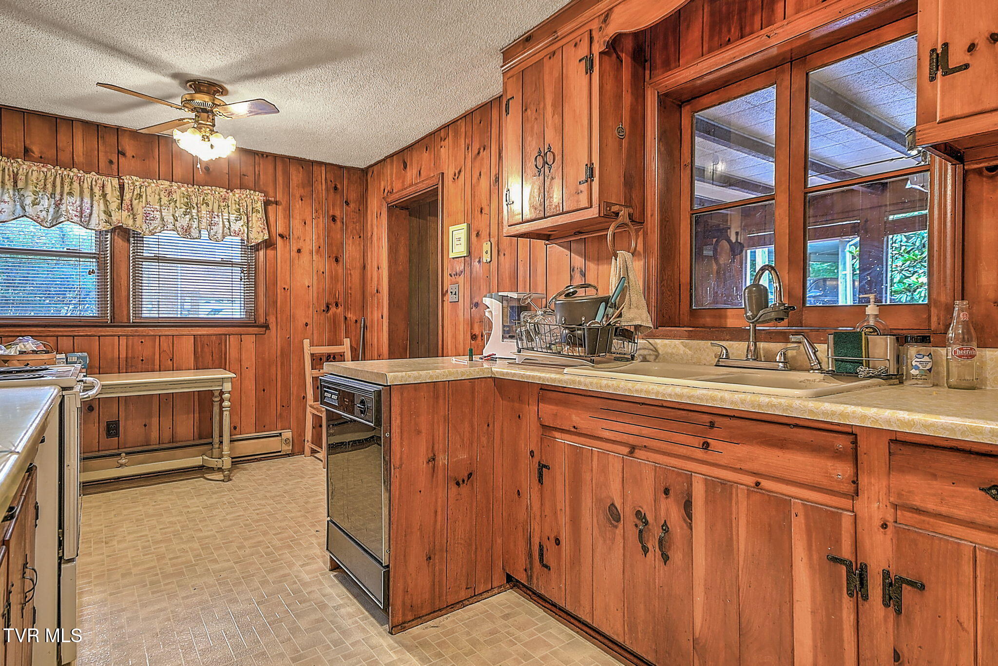 400 Randolph Street Bristol, VA 24201 - Photo 10 of 34 12-web-or-mls-400 Randolph DB-13