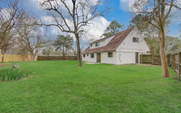 a view of yard with entertaining space