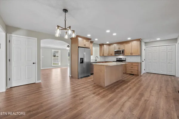 $584,900 | 252 Perkins Lane, Jacksboro, TN 37757