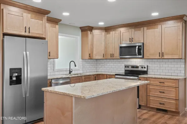 $584,900 | 252 Perkins Lane, Jacksboro, TN 37757
