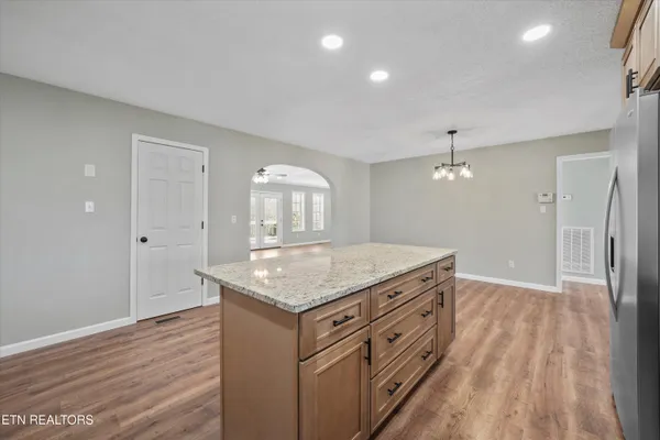 $584,900 | 252 Perkins Lane, Jacksboro, TN 37757
