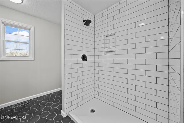 $600,000 | 252 Perkins Lane, Jacksboro, TN 37757