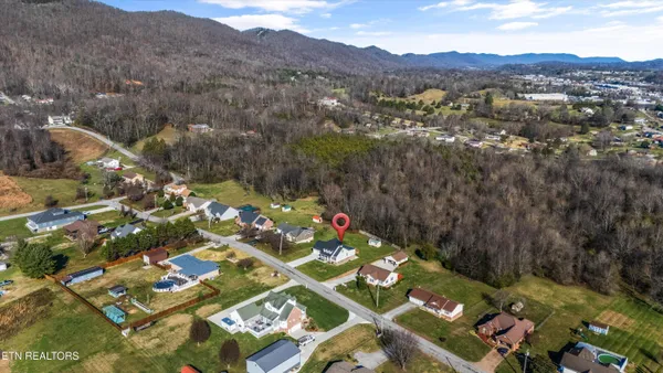 $584,900 | 252 Perkins Lane, Jacksboro, TN 37757