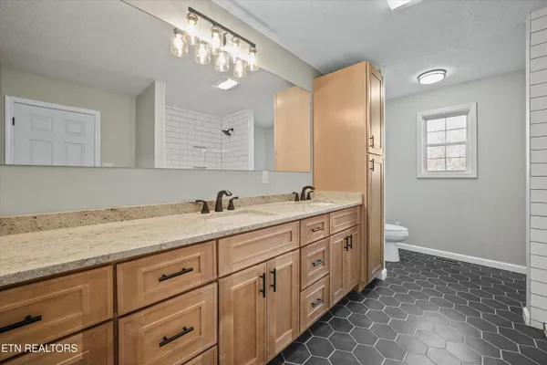 $584,900 | 252 Perkins Lane, Jacksboro, TN 37757