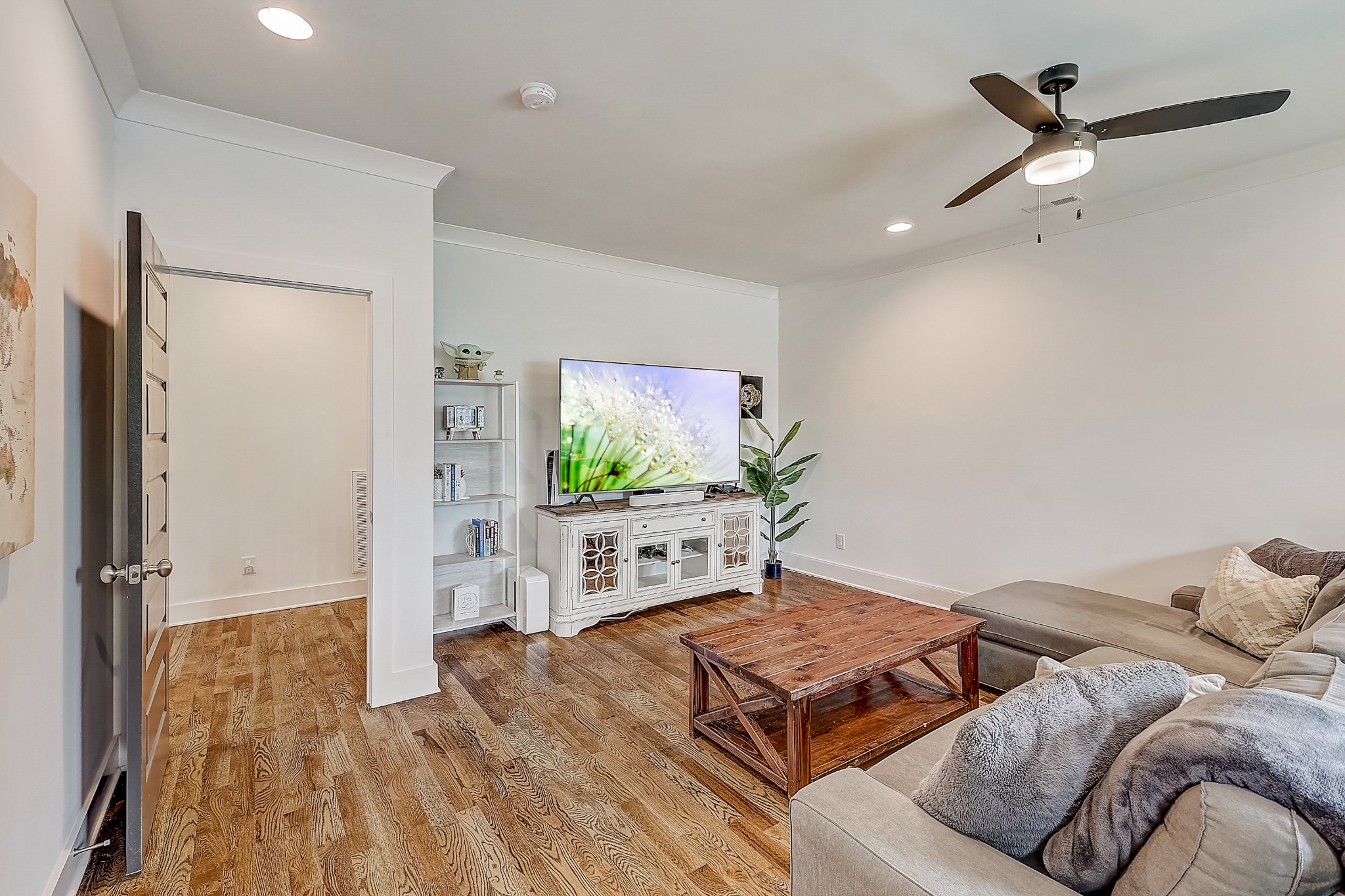2010 Sheridan Road Nashville, TN 37206 - Photo 26 of 62 a living room with furniture and a flat screen tv