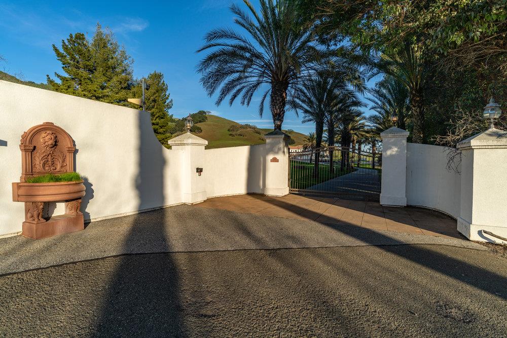 2985 Day Road Gilroy, CA 95020 - Photo 4 of 100