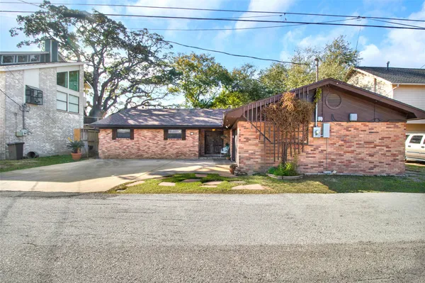 $3,150 | 50 Lazy Lane, Kemah, TX 77565