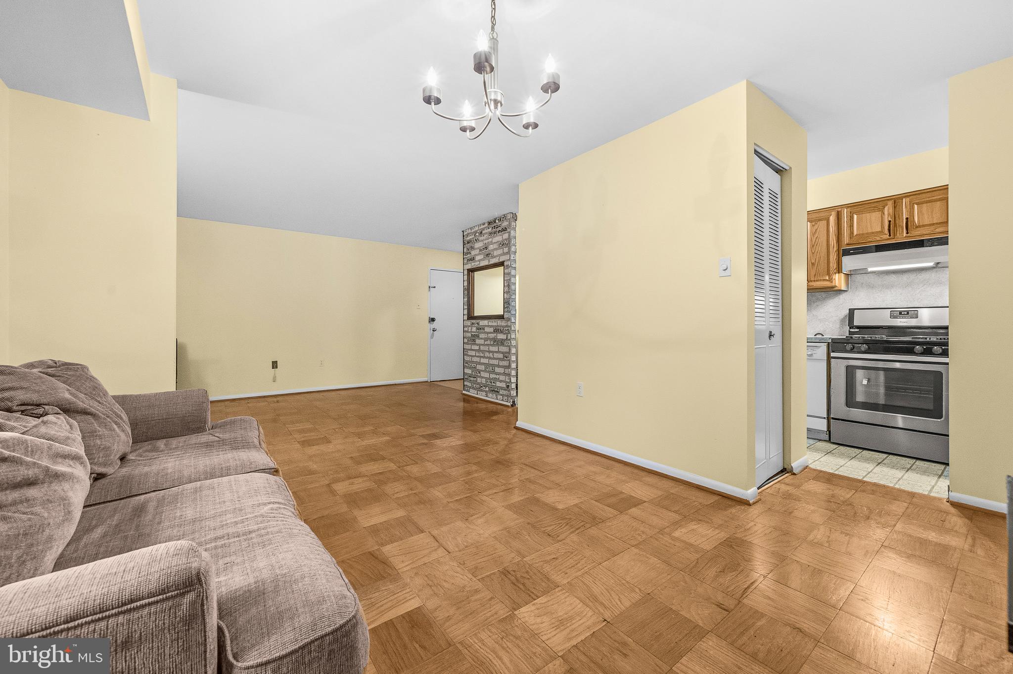2305 Greenery Lane, Unit T23 Silver Spring, MD 20906 - Photo 14 of 40 a living room with a couch and a stove top oven