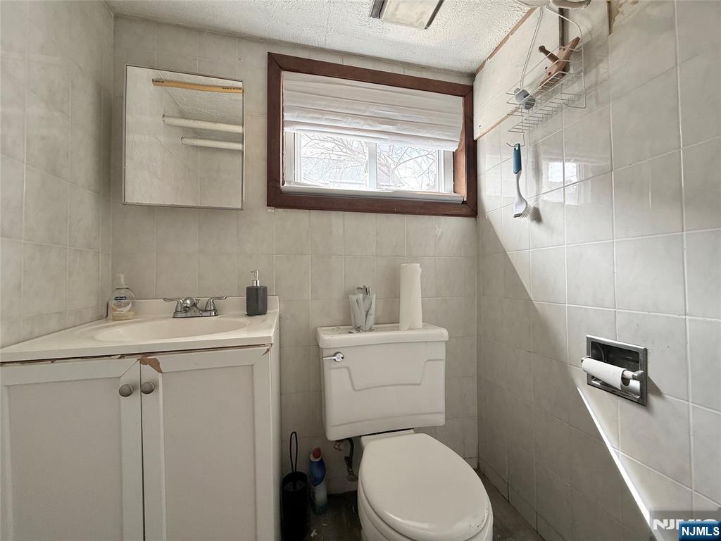 799 2nd Street Secaucus, NJ 07094 - Photo 43 of 48 a bathroom with a toilet sink and mirror